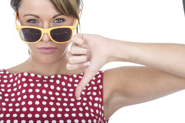 Jovem mulher vestindo óculos de sol polegares para baixo — Fotografia de Stock