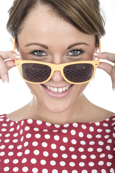 Aantrekkelijke jonge vrouw zonnebril dragen — Stockfoto