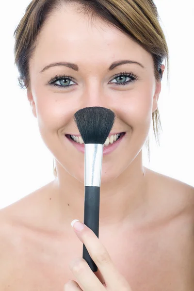 Attraente giovane donna che applica polvere per il viso — Foto Stock