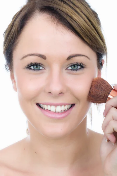 Jovem mulher atraente aplicando pó facial — Fotografia de Stock