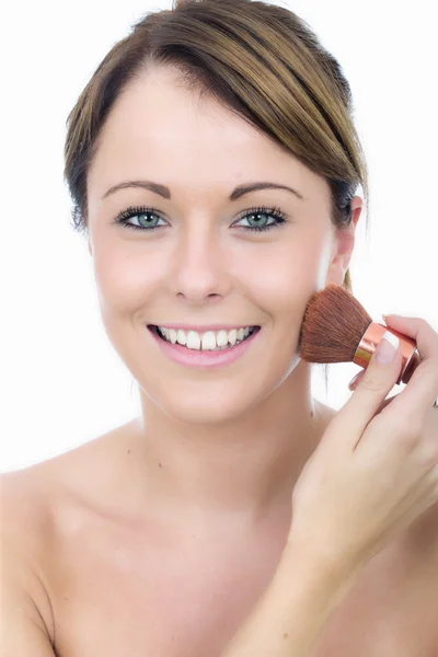 Jovem mulher atraente aplicando pó facial — Fotografia de Stock