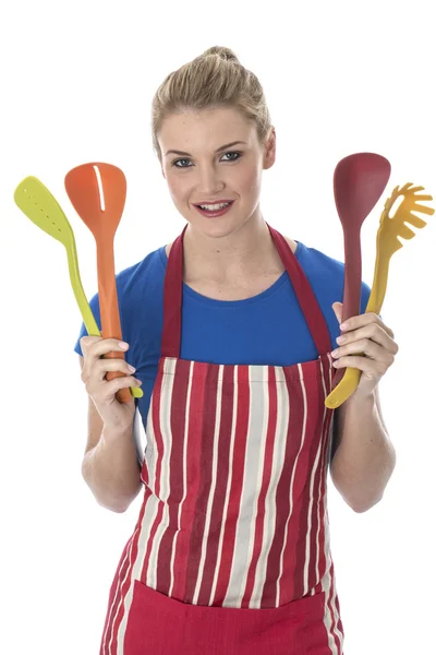 Jovem mulher segurando utensílios de cozinha — Fotografia de Stock