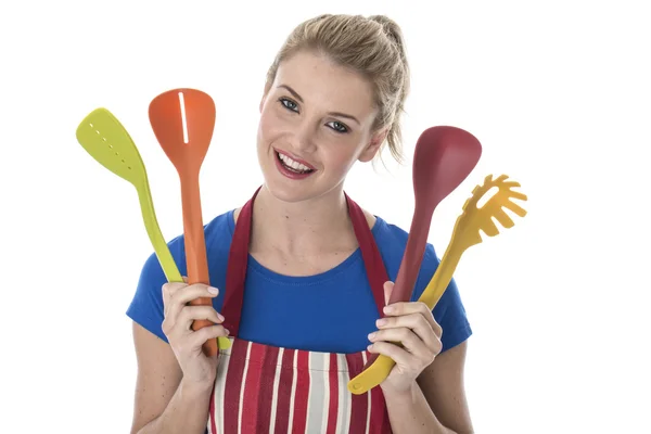 Jovem mulher segurando utensílios de cozinha — Fotografia de Stock