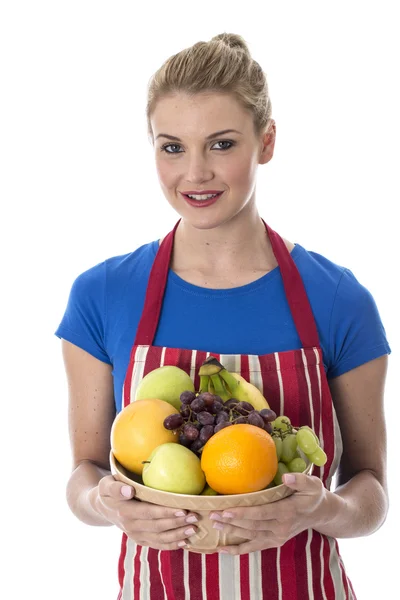 Jovem mulher atraente segurando frutas frescas — Fotografia de Stock