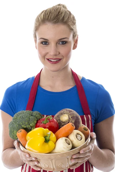 Atractiva mujer joven sosteniendo verduras frescas crudas —  Fotos de Stock