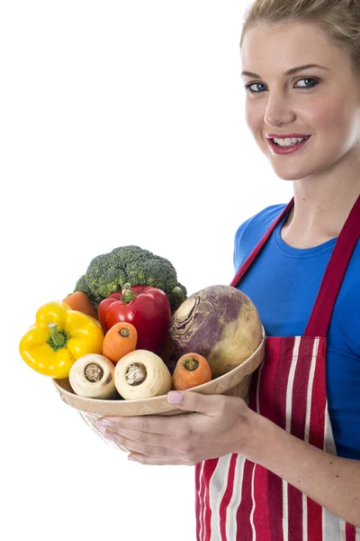 Atractiva mujer joven sosteniendo verduras frescas crudas — Foto de Stock