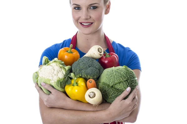 Atractiva mujer joven sosteniendo verduras frescas crudas —  Fotos de Stock