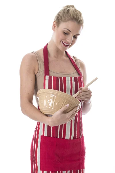 Jovem mulher atraente misturando ingredientes de cozinha — Fotografia de Stock
