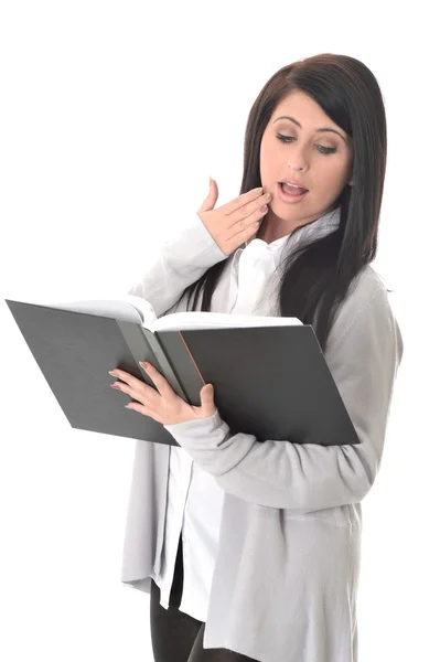 Mujer joven leyendo un libro de cuentas — Foto de Stock