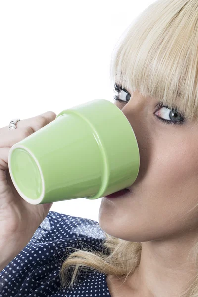 Привлекательная молодая женщина пьет чашку кофе — стоковое фото