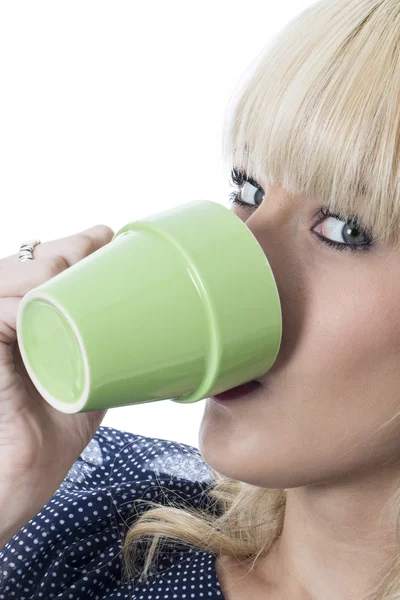 Attraente giovane donna che beve una tazza di caffè — Foto Stock