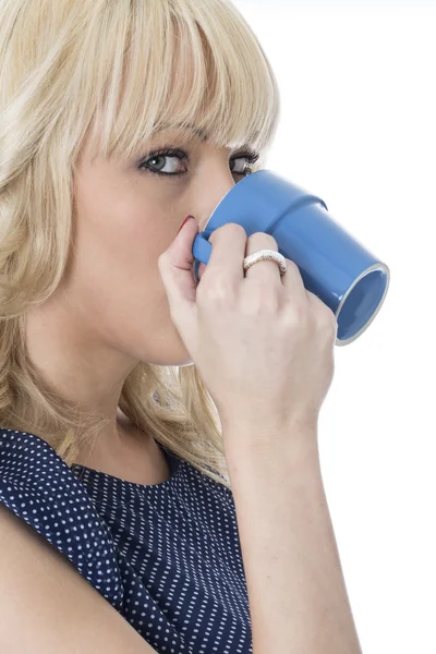 Attraktiv ung kvinna dricka en kopp kaffe — Stockfoto