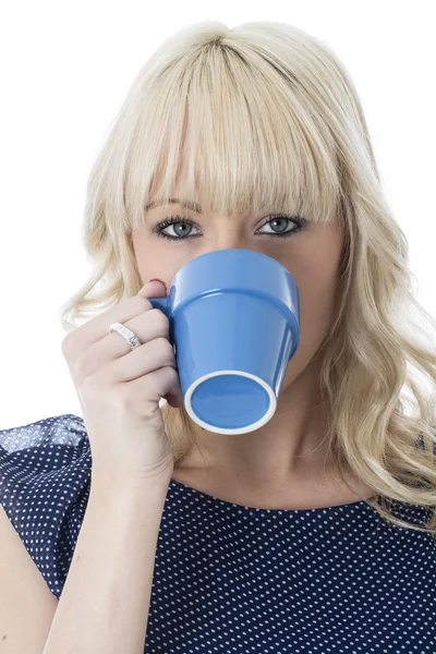 Attrayant jeune femme boire une tasse de café — Photo