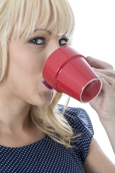 Atractiva joven bebiendo una taza de café — Foto de Stock