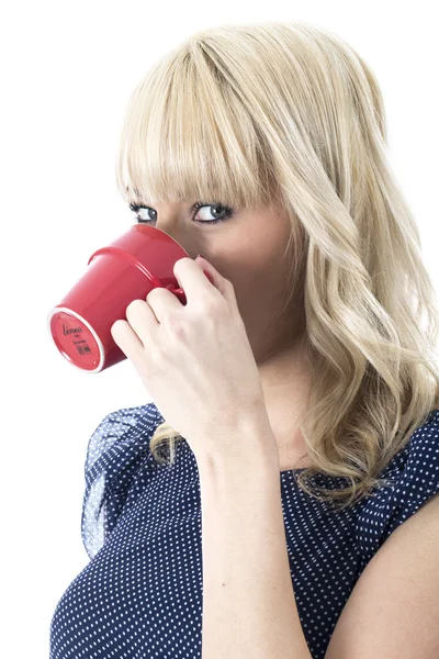 Attraktive junge Frau trinkt eine Tasse Kaffee — Stockfoto