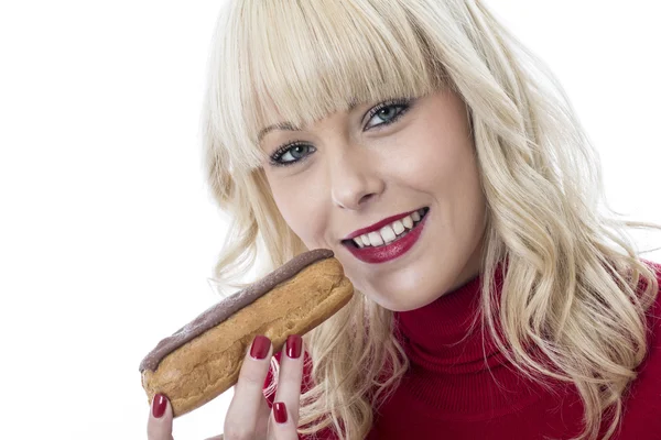 Jovem mulher atraente comendo um bolo de creme — Fotografia de Stock