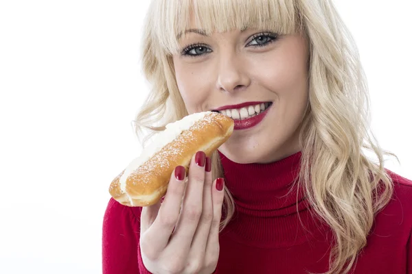 Jovem mulher atraente comendo um bolo de creme — Fotografia de Stock