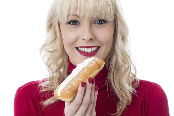 Jovem mulher atraente comendo um bolo de creme — Fotografia de Stock