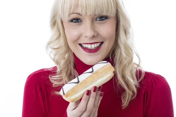 Jovem mulher atraente comendo um bolo de creme — Fotografia de Stock