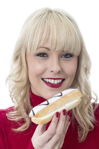 매력적인 젊은 여자 먹는 크림 케이크 — 스톡 사진