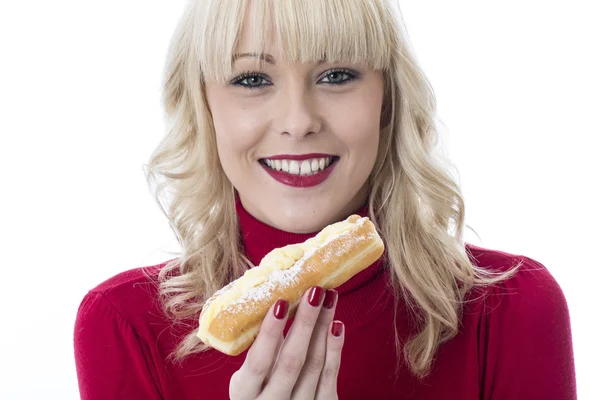 Jovem mulher atraente comendo um bolo de creme — Fotografia de Stock