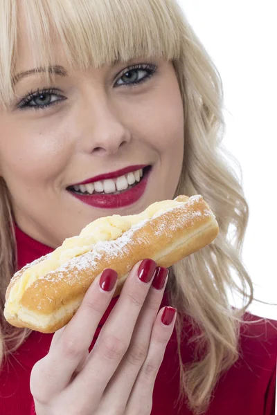 Attraente giovane donna mangiare una torta alla panna — Foto Stock