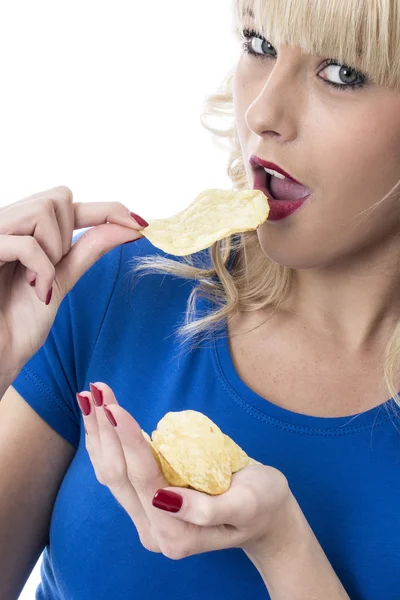 Ung kvinna äta potatischips — Stockfoto