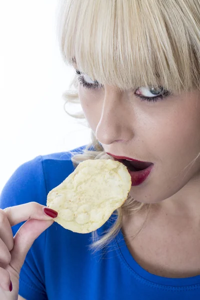 Patates cips yiyen genç kadın — Stok fotoğraf