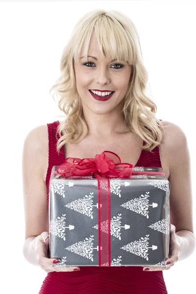 Jovem mulher atraente segurando um presente de Natal — Fotografia de Stock