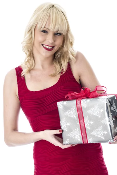 Aantrekkelijke jonge vrouw met een kerstcadeau — Stockfoto