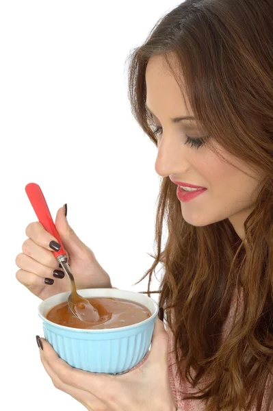 Jovem mulher comendo sopa — Fotografia de Stock