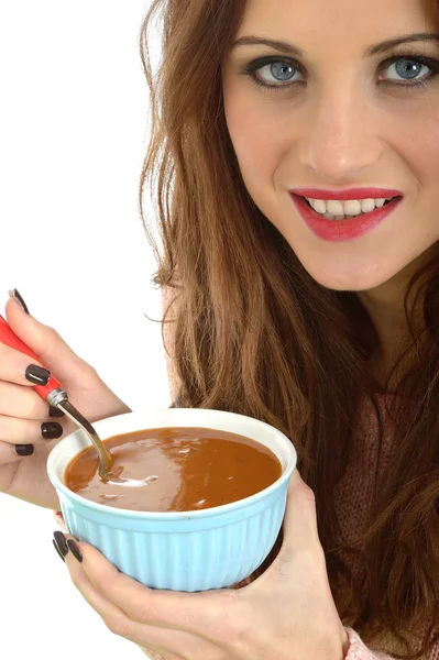 Junge Frau isst Suppe — Stockfoto