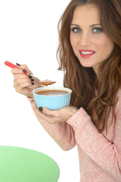 Junge Frau isst Suppe — Stockfoto