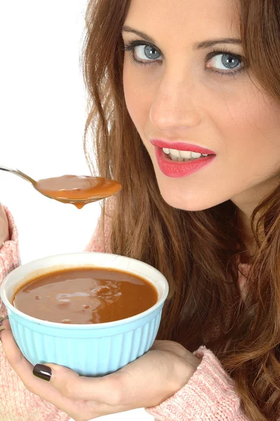 Νεαρή γυναίκα τρώει σούπα — Φωτογραφία Αρχείου
