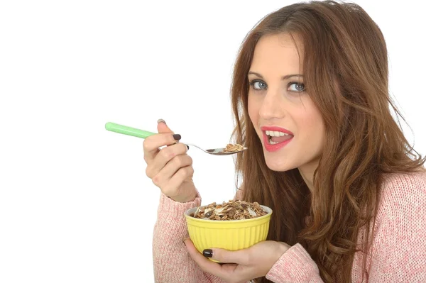 Fiatal nő eszik reggeli gabona — Stock Fotó
