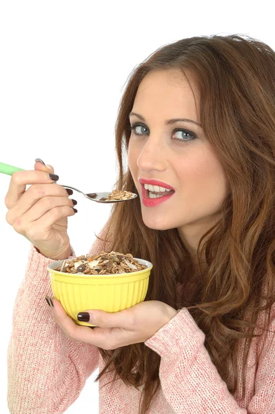 Ung kvinna äta frukostflingor — Stockfoto