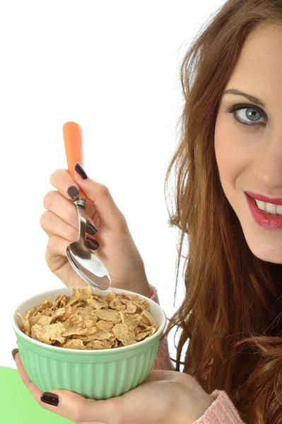 Ung kvinna äta frukostflingor — Stockfoto