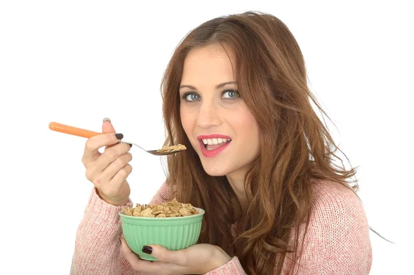 Jovem mulher comer café da manhã Cereal — Fotografia de Stock