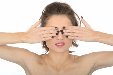 genç kadın arasından bakan