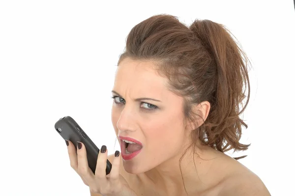 Jonge vrouw met behulp van mobiele telefoon — Stockfoto