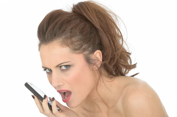 Junge Frau benutzt Mobiltelefon — Stockfoto