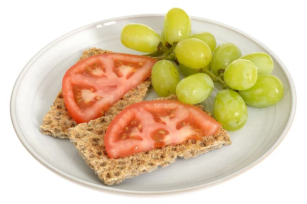 Bolachas de pão de centeio com tomate e uvas — Fotografia de Stock