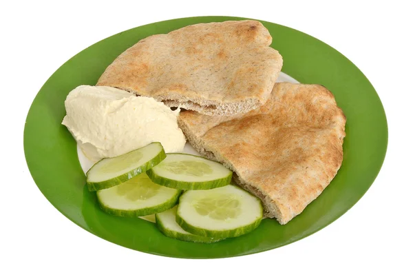 Pitta 빵 후 머 스와 오이 — 스톡 사진