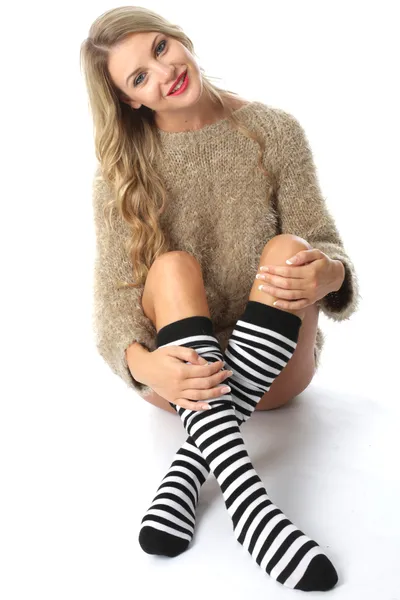 Sexy jovem mulher vestindo um jumper e joelho meias — Fotografia de Stock