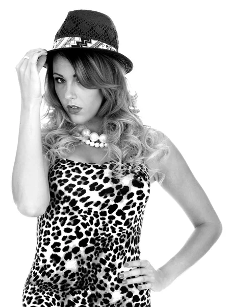 Mujer joven con estampado de leopardo superior y sombrero —  Fotos de Stock