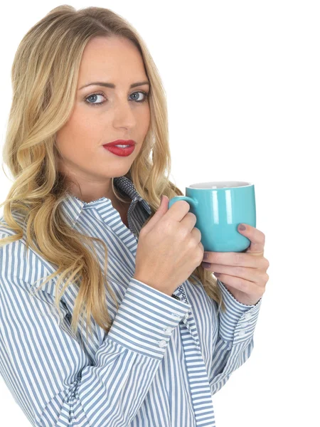 若い女性がお茶を飲んで — ストック写真