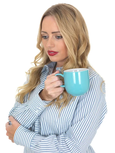 Genç bayan çay içiyor. — Stok fotoğraf