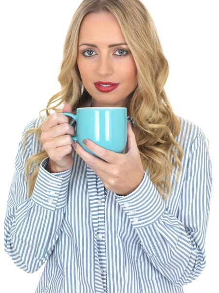 若い女性がお茶を飲んで — ストック写真
