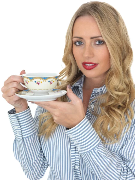 Giovane donna che beve tè — Foto Stock