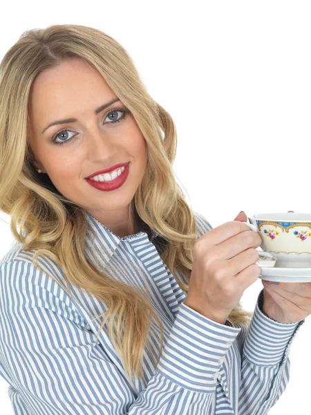 Молодая женщина пьет чай — стоковое фото
